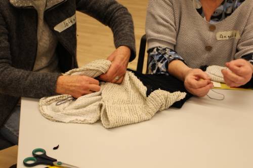 Zwei Frauen nähen an einem Pullover